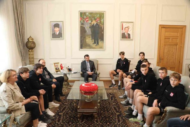 Sivasspor’da İdman Yapan Ukraynalı Sporculardan Vali Ayhan’a Ziyaret