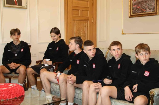 Sivasspor’da İdman Yapan Ukraynalı Sporculardan Vali Ayhan’a Ziyaret