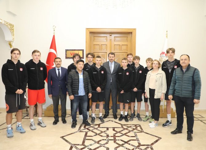 Sivasspor’da İdman Yapan Ukraynalı Sporculardan Vali Ayhan’a Ziyaret