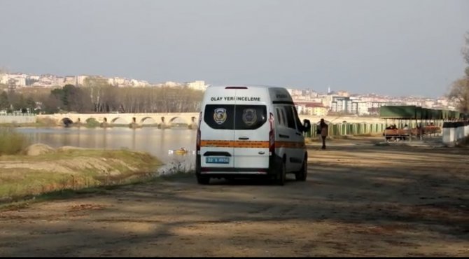 Edirne’de Kendisini Bıçaklayan Şahsı Polis Tampon Yaparak Kurtardı