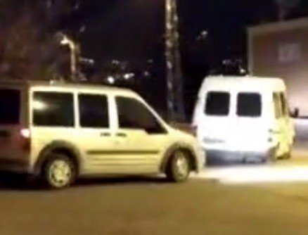 "Dur" İhtarına Uymayan Plakasız Minibüs, Polis Otosuna Çarparak Durduruldu