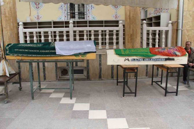 Elazığ’da Öldürülen Anne Ve Kızı Son Yolculuklarına Uğurlandı