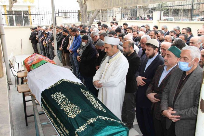 Elazığ’da Öldürülen Anne Ve Kızı Son Yolculuklarına Uğurlandı