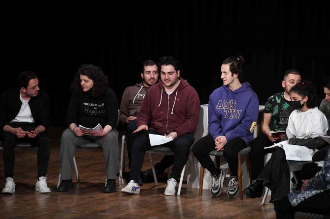 Esenyurtlu Gençler Sınavlara Tiyatro Akademisi’nde Hazırlanıyor