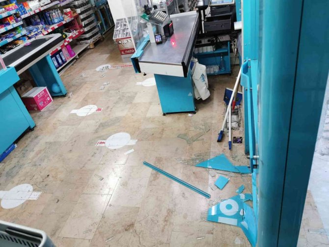 Esenyurt’ta Hırsızlar Kasadaki Paraları Çaldı, Duvardaki Sigara Dolabını Söktü