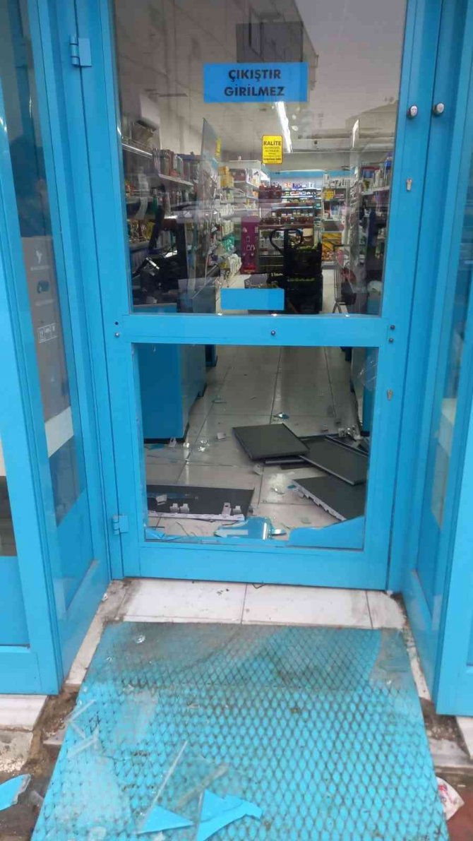 Esenyurt’ta Hırsızlar Kasadaki Paraları Çaldı, Duvardaki Sigara Dolabını Söktü