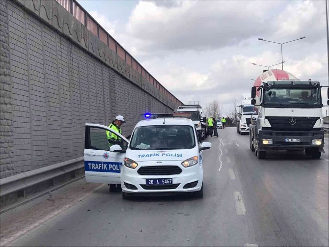 Karayolunda Direksiyon Hâkimiyetini Kaybeden Sürücü Otomobille Refüje Çarptı