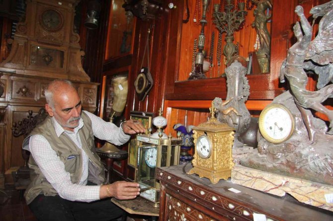 Saray Ve Köşkleri Süsleyen Zamanın Tanıkları Saatler Şimdi Sergi Salonlarında Sergileniyor