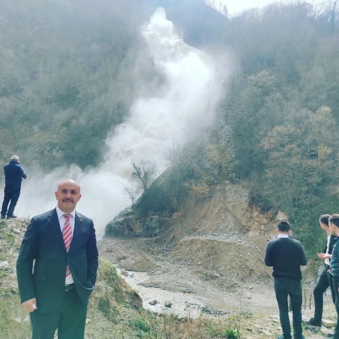 Giresun’daki Yapay Şelale Bu Yıl Karlar Vaktinden Önce Eriyince Erken Oluştu