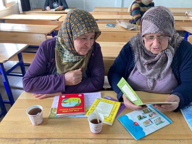 Hassa’da Veliler Çocuk Ve Torunları İle Aynı Sıralarda Kitap Okuyor