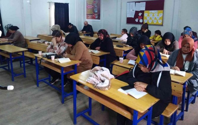 Hassa’da Veliler Çocuk Ve Torunları İle Aynı Sıralarda Kitap Okuyor