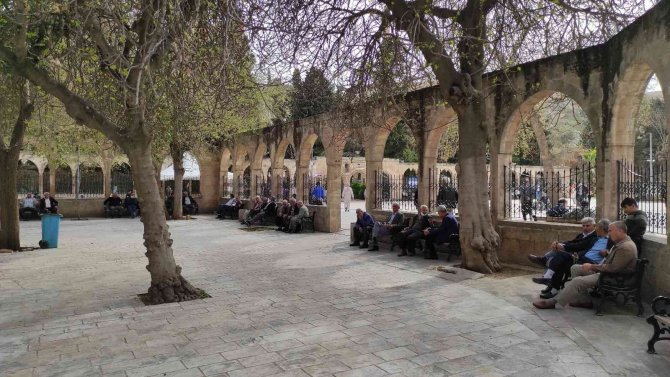 İ̇ftar Vaktini Cami Avlusunda Bekliyorlar