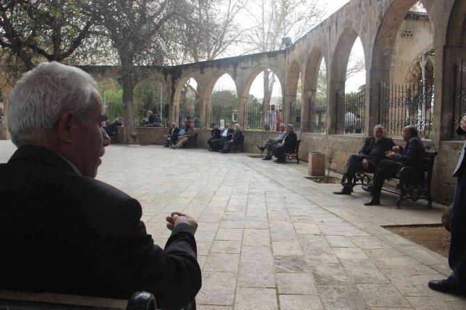 İ̇ftar Vaktini Cami Avlusunda Bekliyorlar