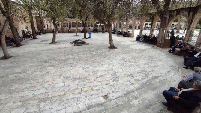 İ̇ftar Vaktini Cami Avlusunda Bekliyorlar