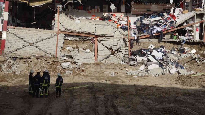 Erciş’te Temel Kazısı Yapılırken Yan Taraftaki İş Yerinin Duvarı Çöktü