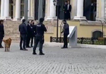 İ̇zmir Valiliği Önünde Hareketli Dakikalar