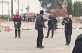 İ̇zmir Valiliği Önünde Hareketli Dakikalar