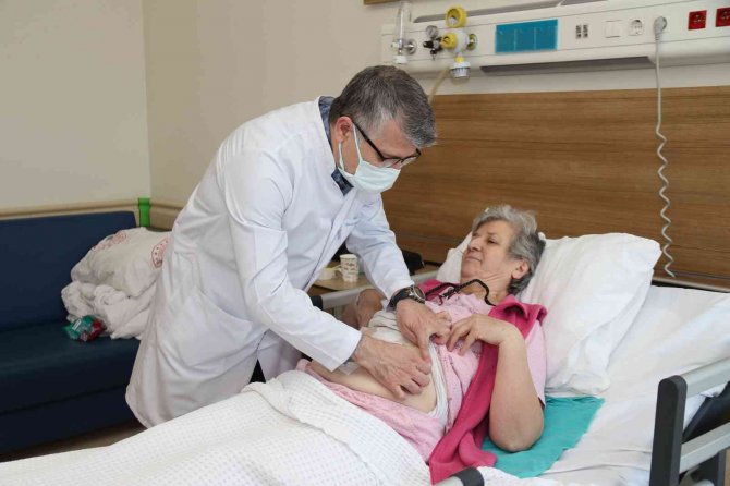 Yaşlı Kadının Karaciğerindeki Kitleye Laparoskopik Müdahale