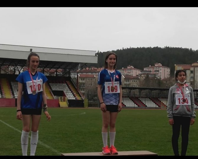 Tosya, Atletizmde İl Birincisi Oldu: 30 Sporcunun 29’u Madalya Aldı