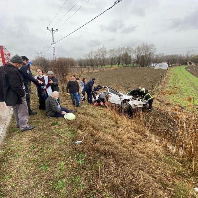 Kastamonu’da Otomobil, Tarlaya Uçtu: 4 Yaralı