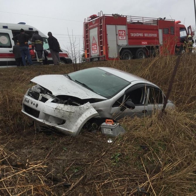 Kastamonu’da Otomobil, Tarlaya Uçtu: 4 Yaralı