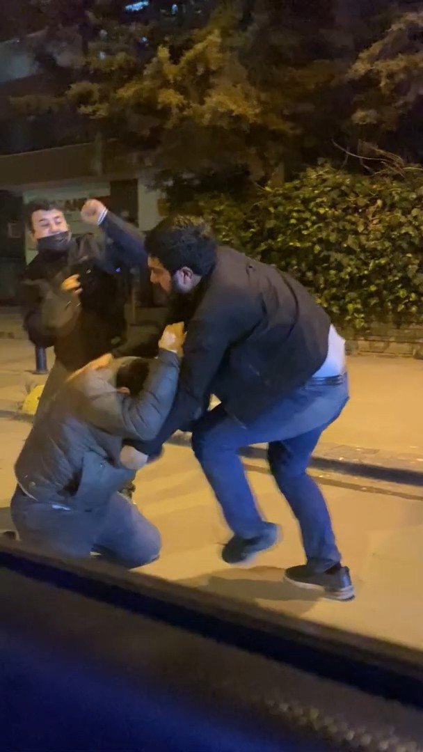 Kadıköy’de Cadde Ortasında Uçan Tekmeli Kavga Kamerada