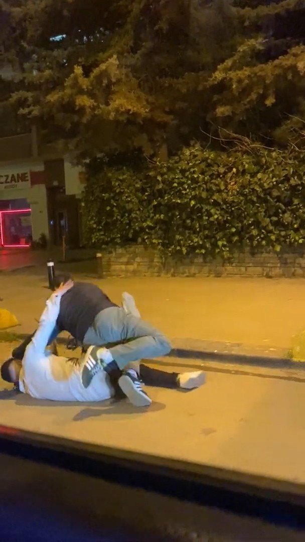 Kadıköy’de Cadde Ortasında Uçan Tekmeli Kavga Kamerada