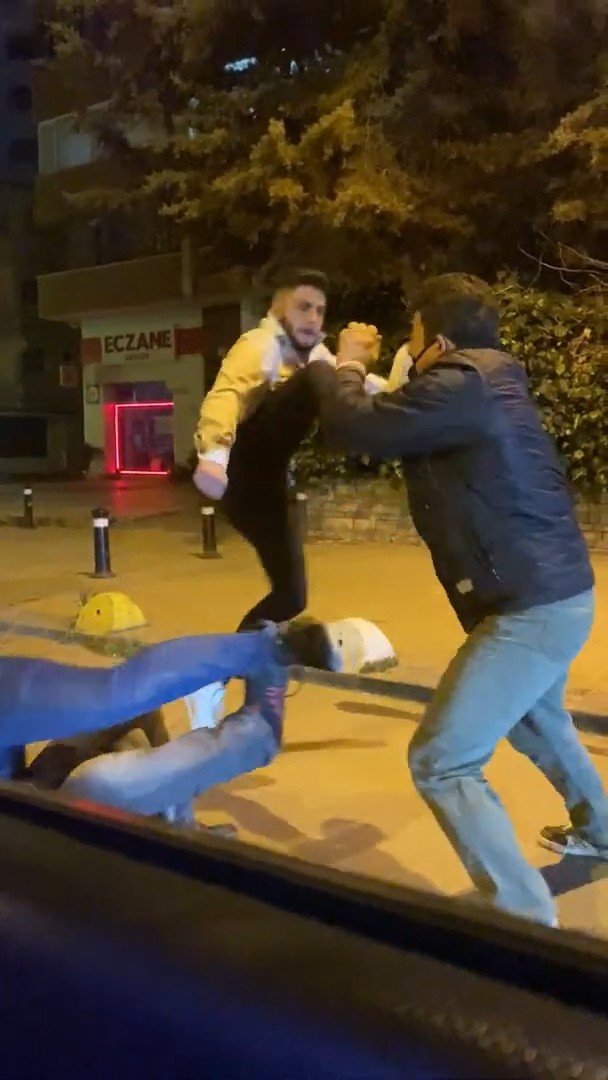 Kadıköy’de Cadde Ortasında Uçan Tekmeli Kavga Kamerada