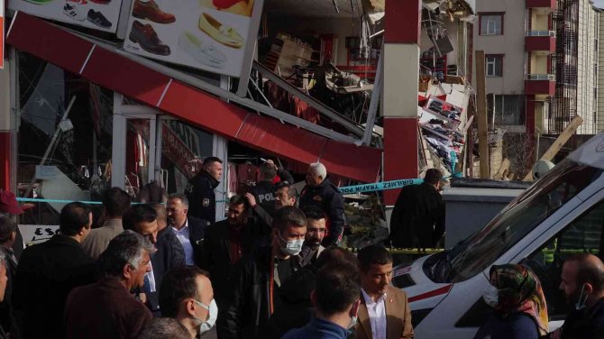 Erciş’te Temel Kazısı Yapılırken Yan Taraftaki İş Yerinin Duvarı Çöktü
