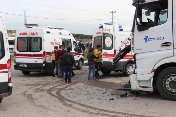 Kocaeli’de Tır İle İşçi Servisi Çarpıştı: 2’si Ağır 25 Yaralı