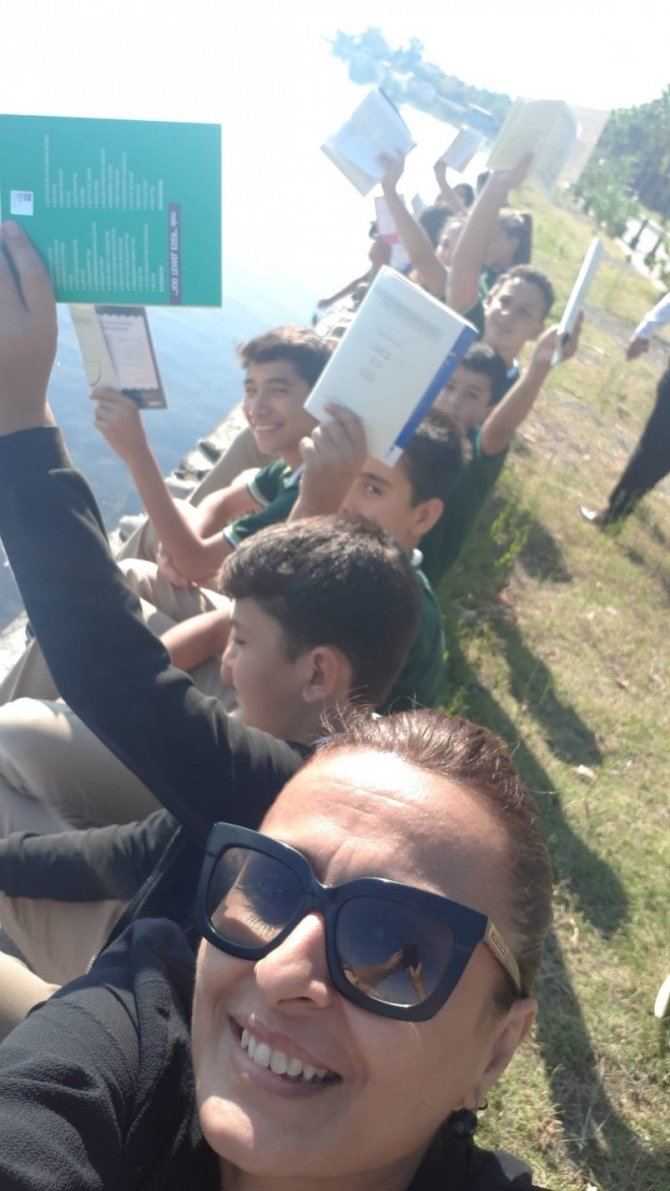 Öğrenciler Kordonda Kitap Okudu