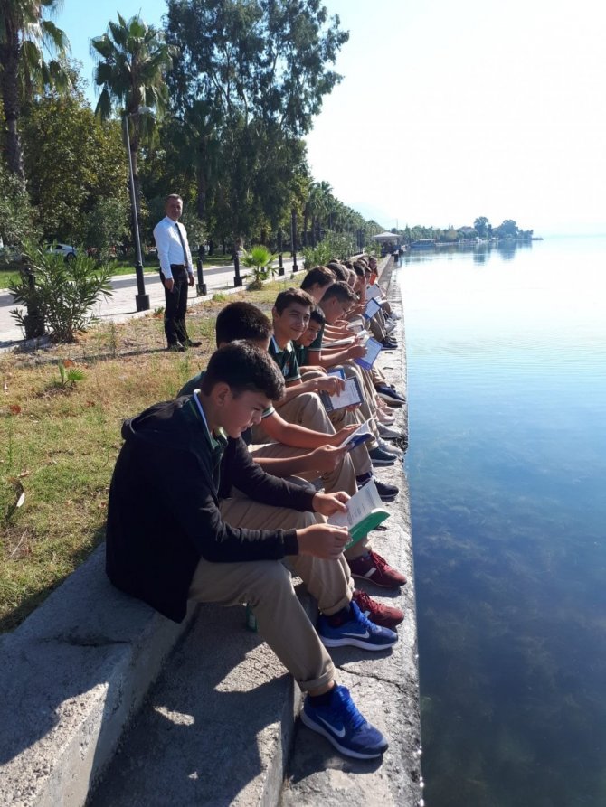 Öğrenciler Kordonda Kitap Okudu