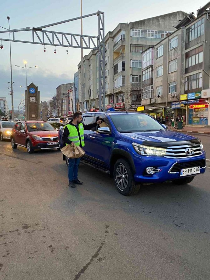 Ak Partili Gençlerden İftar İkramı