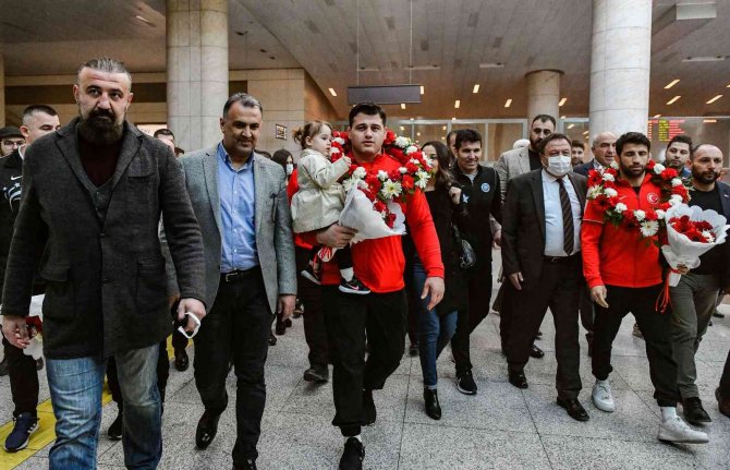 Avrupa Şampiyonları Kayaalp Ve Fırat’a Türk Bayraklı Karşılama