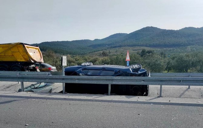 Manisa’da Kontrolden Çıkan Otomobil Şarampole Devrildi: 2 Yaralı