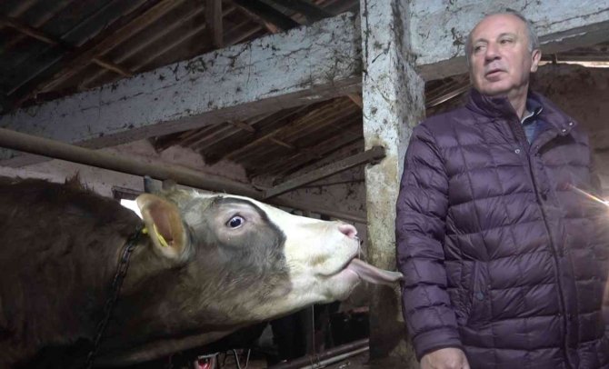 Muharrem İ̇nce’den Ahırda Basın Toplantısı