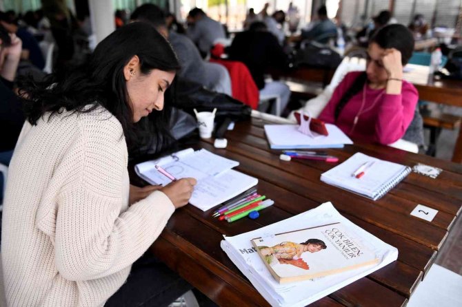 Öğrenciler Büyükşehir Belediyesinin Kütüphanesinde Sınava Hazırlanıyor