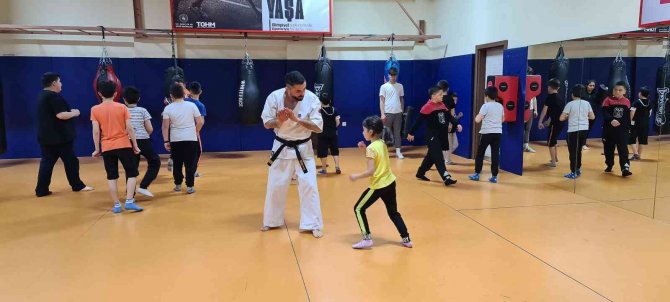 Milli Sporcu Gedik, Hem Müsabakalara Hazırlanıyor Hem De Sporcu Yetiştiriyor