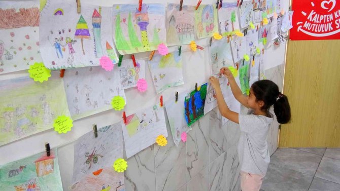 Öğrenciler Okudukları Kitapların Resmini Çizdi