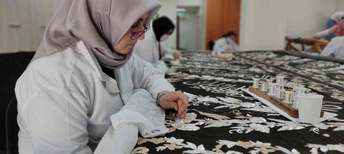 Osmangazi Han’ın Türbe Örtüsü 2 Yıldır İlmek İlmek İşleniyor