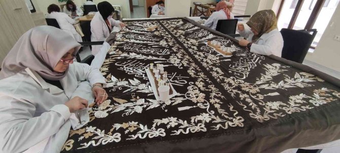 Osmangazi Han’ın Türbe Örtüsü 2 Yıldır İlmek İlmek İşleniyor