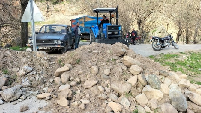 Heyelan Nedeniyle Kapanan Yollarının Açılmasını İstiyorlar