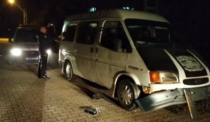 "Dur" İhtarına Uymayan Plakasız Minibüs, Polis Otosuna Çarparak Durduruldu