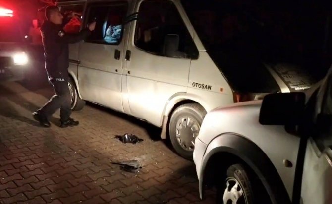 "Dur" İhtarına Uymayan Plakasız Minibüs, Polis Otosuna Çarparak Durduruldu
