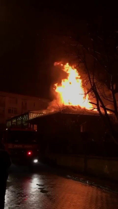 İ̇ki Katlı Ev Alev Alev Yandı