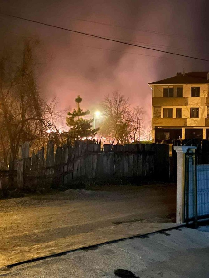 Mera Olarak Kullanılan Alanda Yangın Çıktı, 25 Dönüm Arazi Kül Oldu