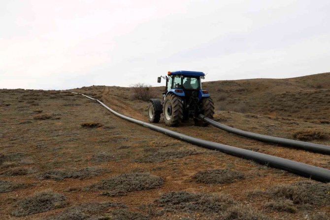 Dsi̇ Yardımcı Olmadı, Üretimden Vazgeçmeyerek Tarlasına 2.5 Km Boru Döşedi