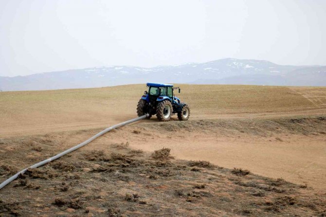 Dsi̇ Yardımcı Olmadı, Üretimden Vazgeçmeyerek Tarlasına 2.5 Km Boru Döşedi