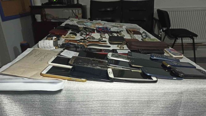 Yüzlerce Kayıp Eşya Sahiplerini Bekliyor