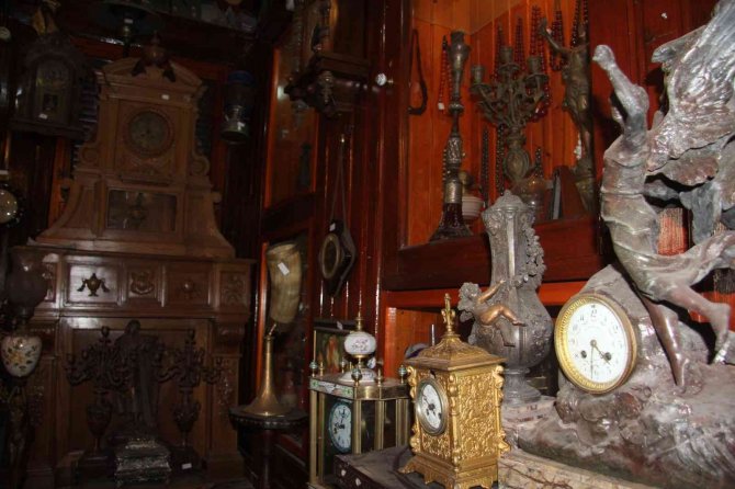 Saray Ve Köşkleri Süsleyen Zamanın Tanıkları Saatler Şimdi Sergi Salonlarında Sergileniyor